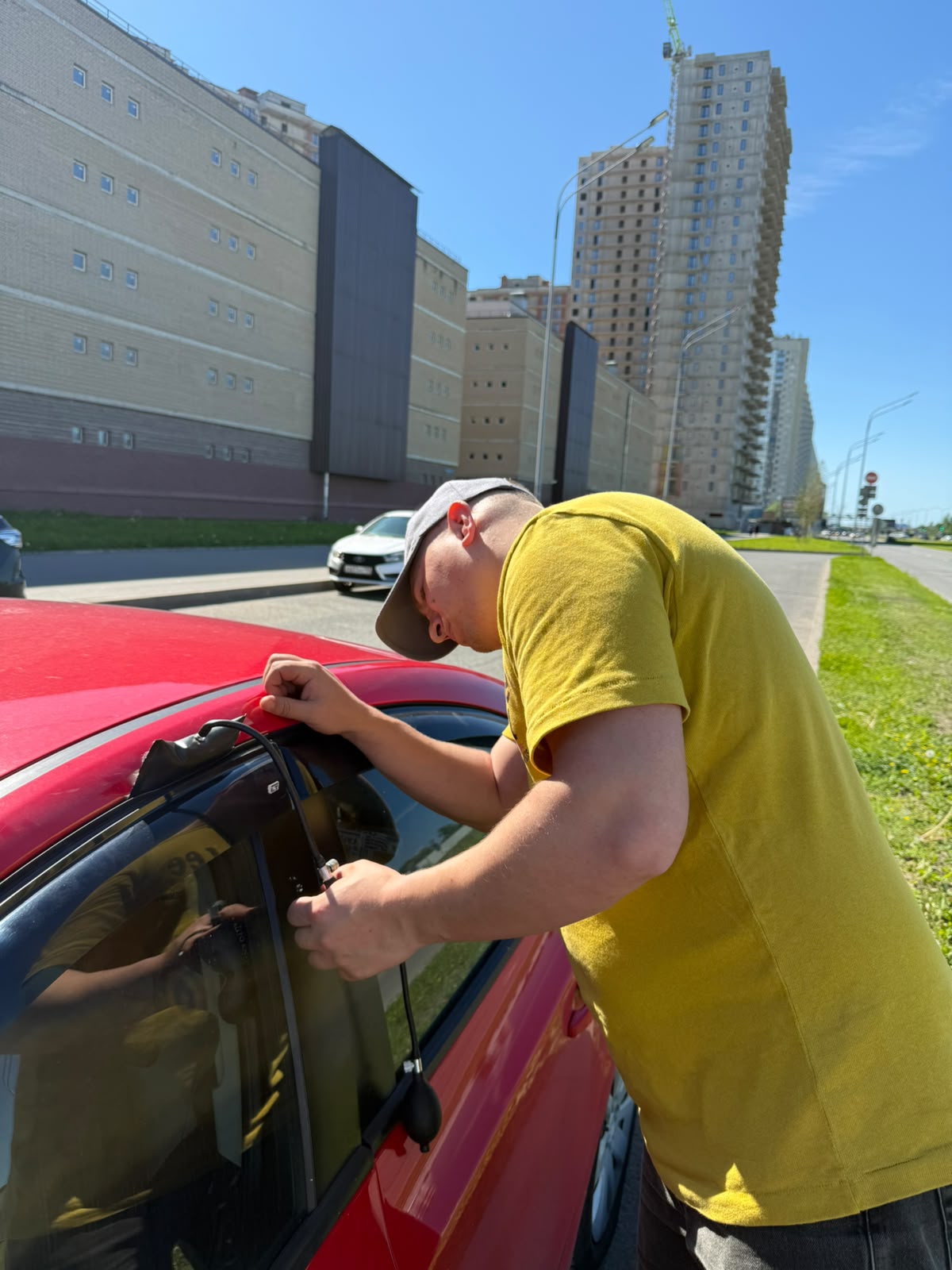 Аварийное вскрытие автомобиля мастером в Парголово 